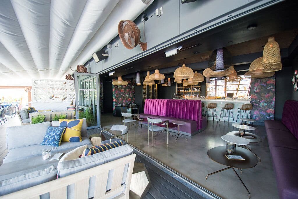 <b>No. 3 Social. </b>El domingo, este bar de Wyndood servirá un delicioso brunch en celebración del gran juego. La DJ Lady CBreeze tocará música y habrá un bar abierto de 6 a 9 p.m. por $54. La comida incluye: ostras de la costa este, cangrejo, perros calientes, pollo frito y hamburguesas. 
<b>Dirección</b>: 50 NW 24th St, Miami.
<br>