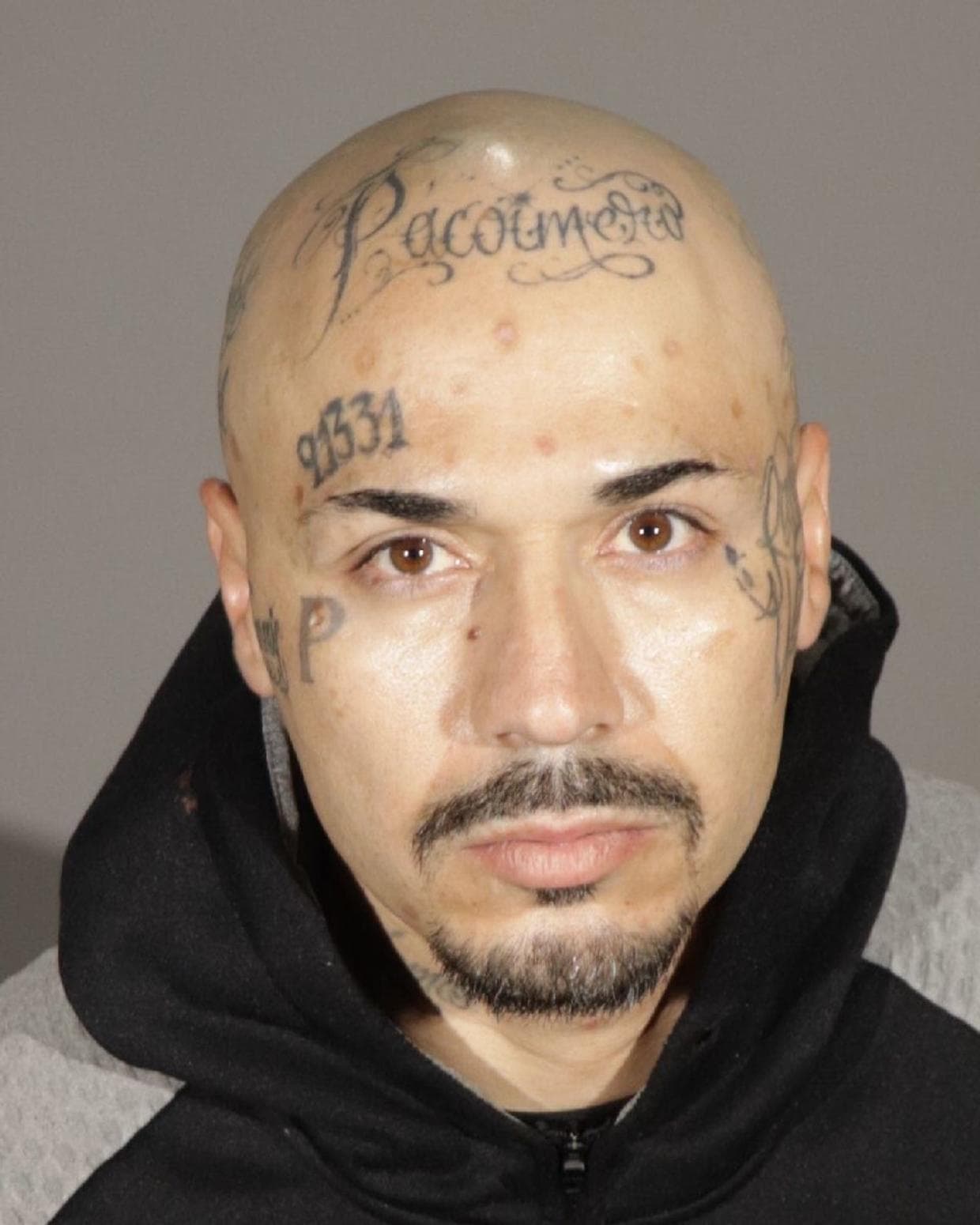 A 
<b>Jesse González</b>, de 36 años y residente de San Fernando, le presentaron cargos por robo mayor, conspiración y posesión de drogas.