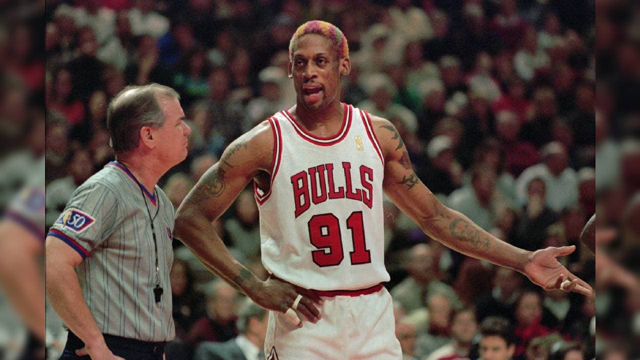 10. Dennis Rodman | Las tres temporadas que estuvo en el equipo, los Chicago Bulls fueron campeones. Aunque no estuvo a la altura de Jordan o Pippen, fue líder de rebotes en toda la liga.