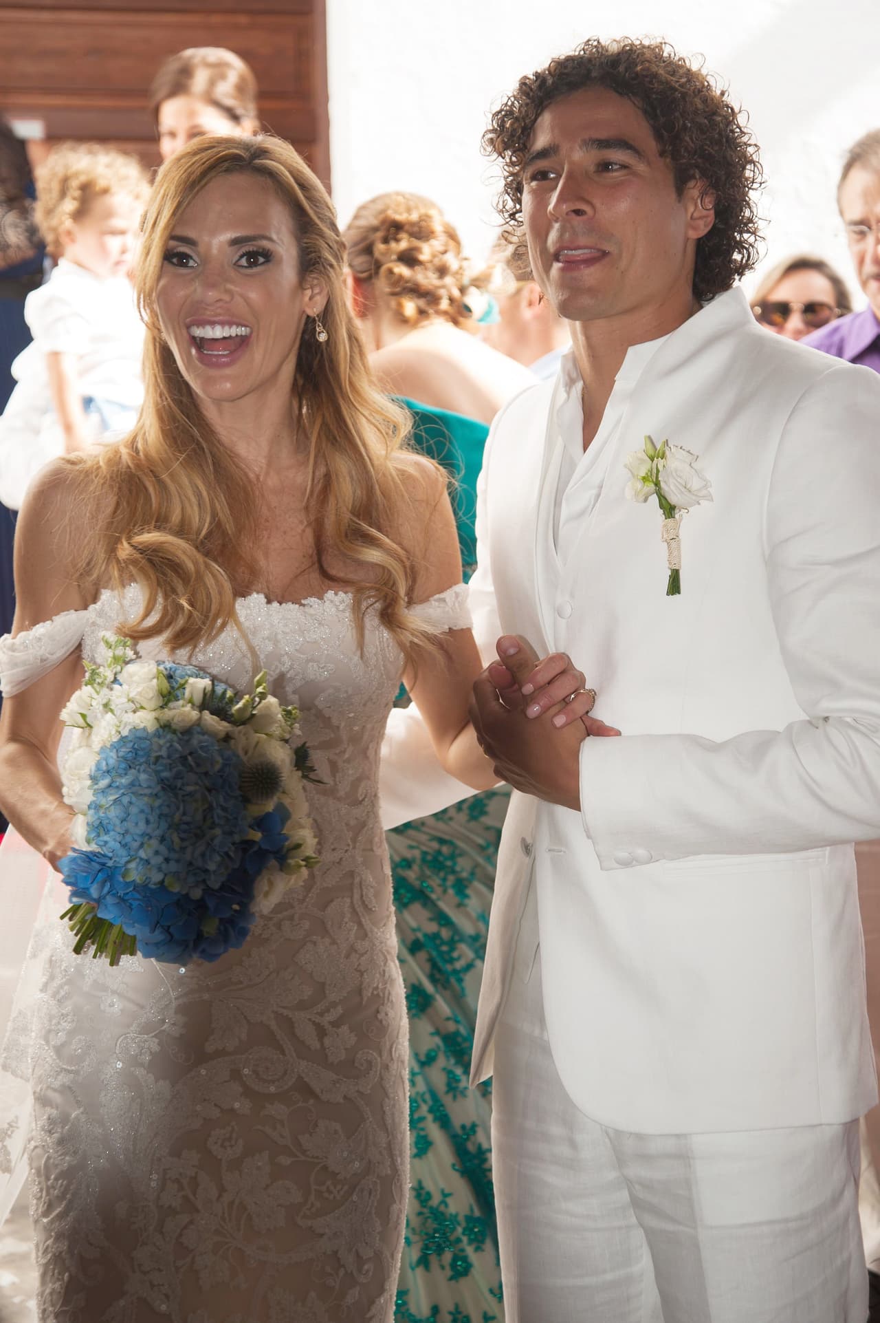 Después de seis años de relación amorosa y tener dos hijos en común, el futbolista mexicano Guillermo Ochoa y la modelo Karla Mora celebraron su enlace matrimonial el 8 de julio de 2017.