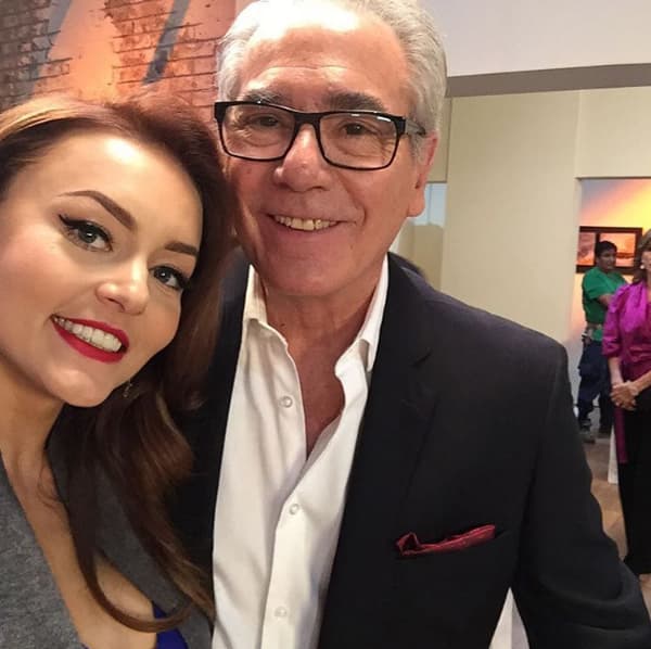 "Angi hoy en el set de mi casa en Las Tres Anas" escribió el actor, los seguidores de ambos actores son los más felices al poder sentirse cerca de sus estrellas favoritas.