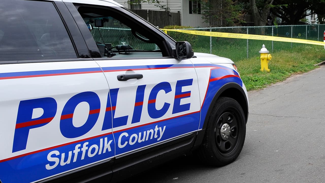 Hallan a salvo a un bebé en casa de Long Island donde tres personas fueron encontradas muertas