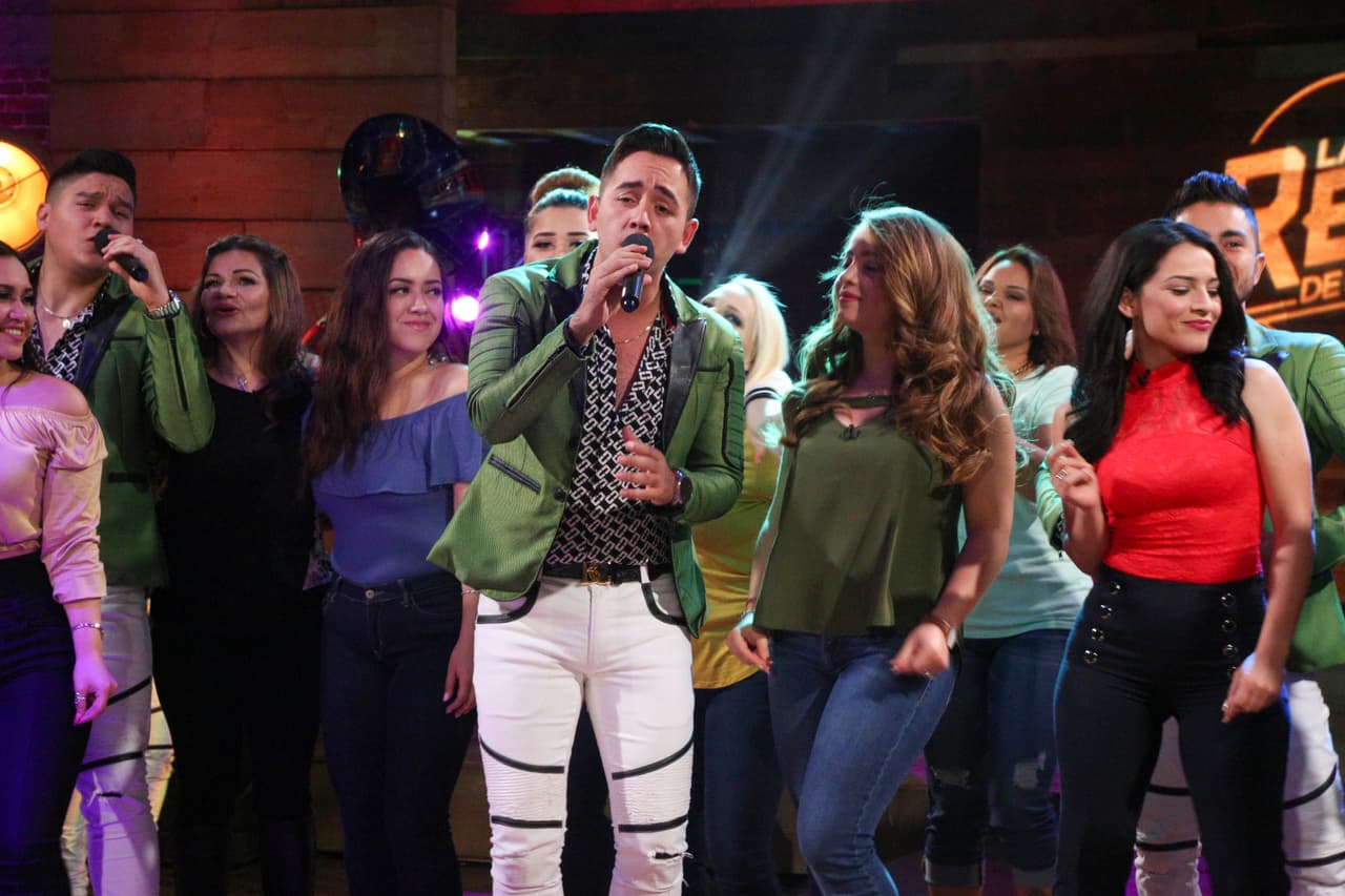 La Reina de la Canción se engalanó con la visita de Banda Carnaval, quienes interpretaron su éxito 'Ella es mi mujer' para todas las concursantes y aprovecharon para mostrar sus mejores pasos de baile.