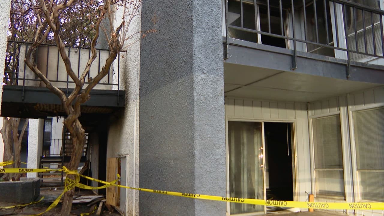 Bombero resulta herido durante incendio en complejo de apartamentos en Northwest Dallas