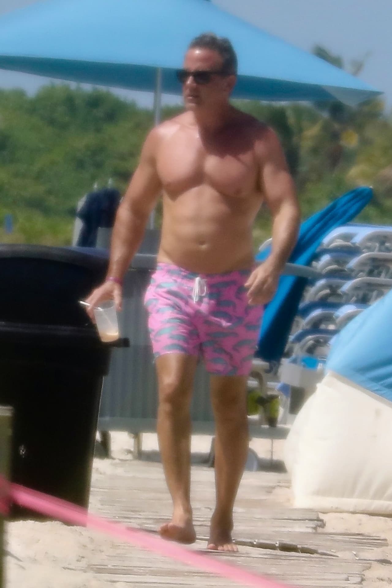 El actor dejó ver su musculatura cuando caminaba por el lugar con un vaso en la mano.
<br>