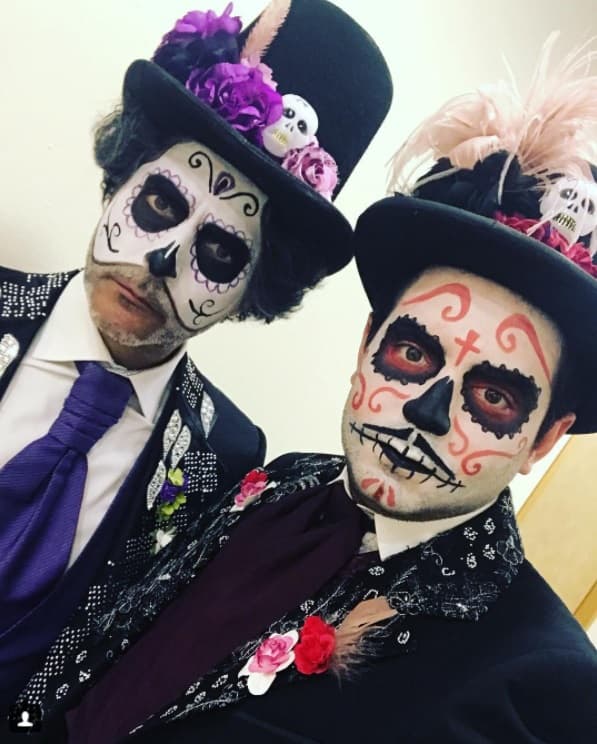 ¿Raúl Araiza o José Eduardo Derbez? quién luce mejor disfrazado de catrín.