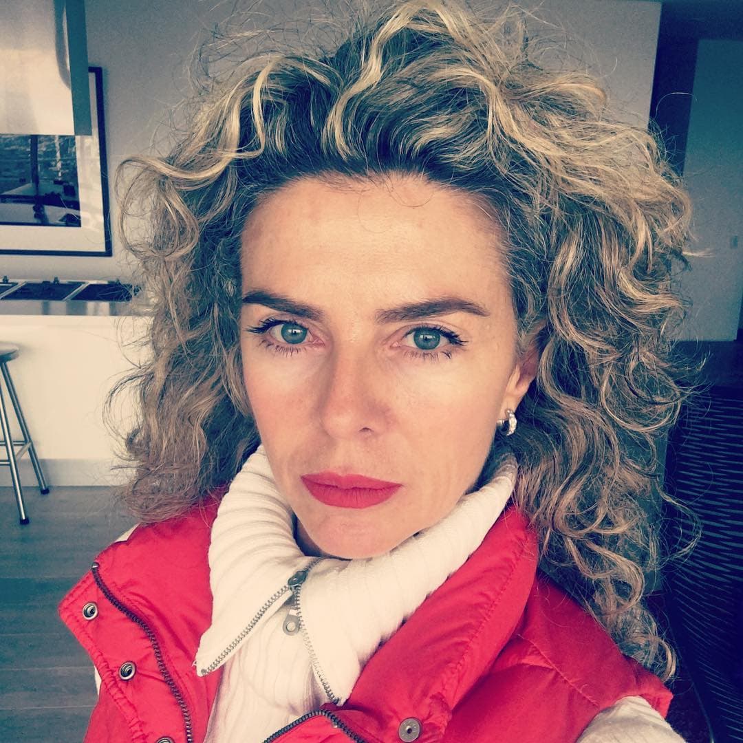 Relató que una tarde, mientras se bañaba en la piscina de la casa de su tía con su hermano y un amigo, sintió su mirada fija sobre ella.