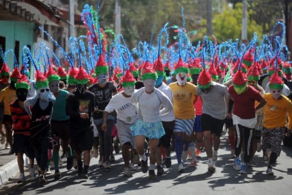 Los lugareños se colocan sombreros rojos y verdes y toman parte en la procesión llama “Los encadenados”.