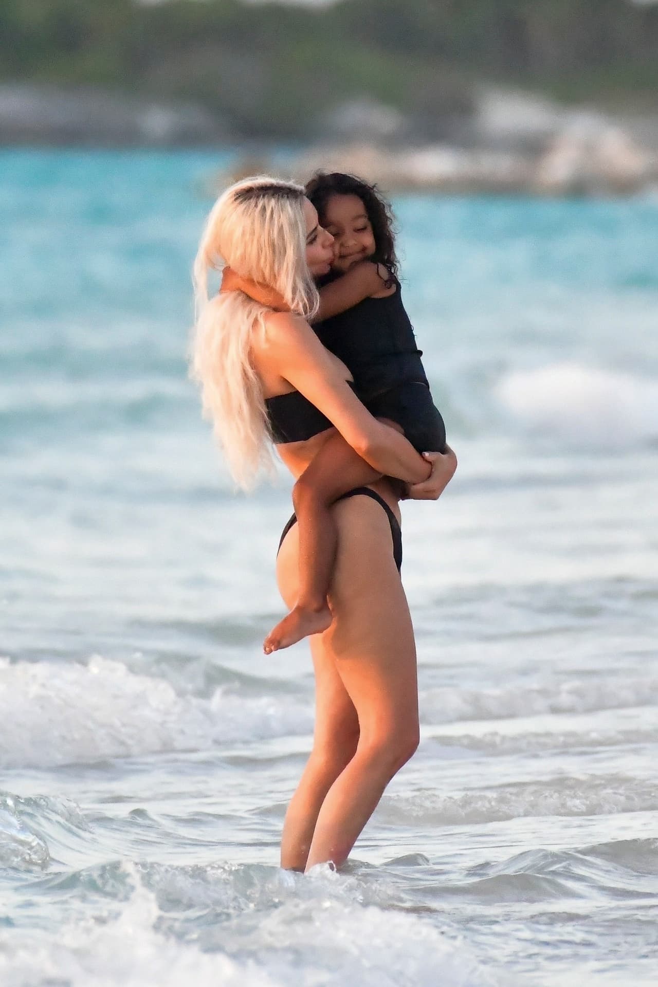 Con Chicago, de 4 años, hizo lo mismo. La menor de sus mujercitas disfrutó de un tierno beso mientras rodeaba tiernamente el cuello de su mamá.