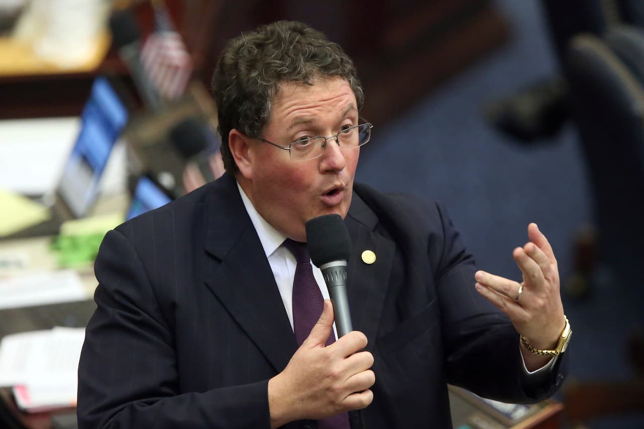 El representante Randy Fine, republicano del condado de Brevard sur, debate sobre el proyecto de ley de verificación electrónica durante la sesión del miércoles 11 de marzo de 2020 en Tallahassee, Florida.