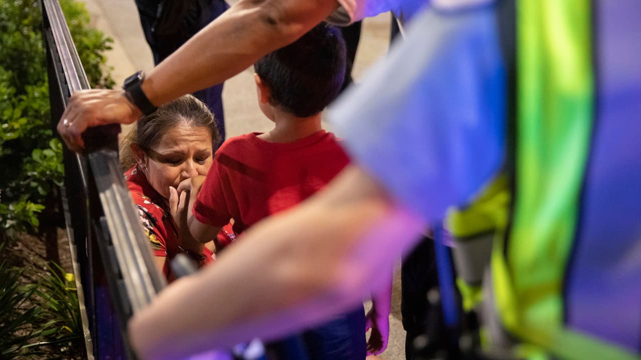 Múltiples personas tuvieron que ser atendidas después de que los asistentes salieran corriendo del área donde momentos antes habían celebrado con fuegos artificiales el Día de la Independencia. Las autoridades continúan investigando para averiguar qué fue lo que provocó la situación que dejó a 
<a href="https://www.univision.com/local/chicago-wgbo/caos-en-navy-pier-durante-festejo-del-4-de-julio-despues-de-supuestos-apunalamientos" target="_blank">más de 13 personas heridas</a>.