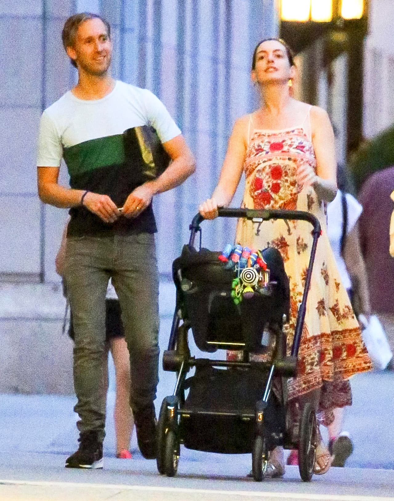 Ya con Adam, paseándolo en su carriola.