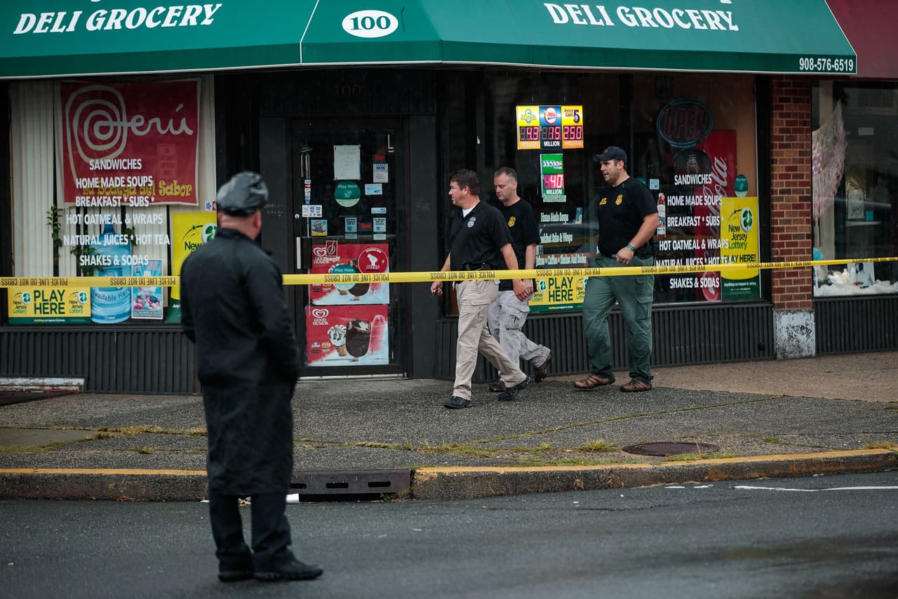 Los dos comercios aledaños al de la familia Rahami fueron cerrados, pero se desconoce la conexión, si alguna, con ellos.