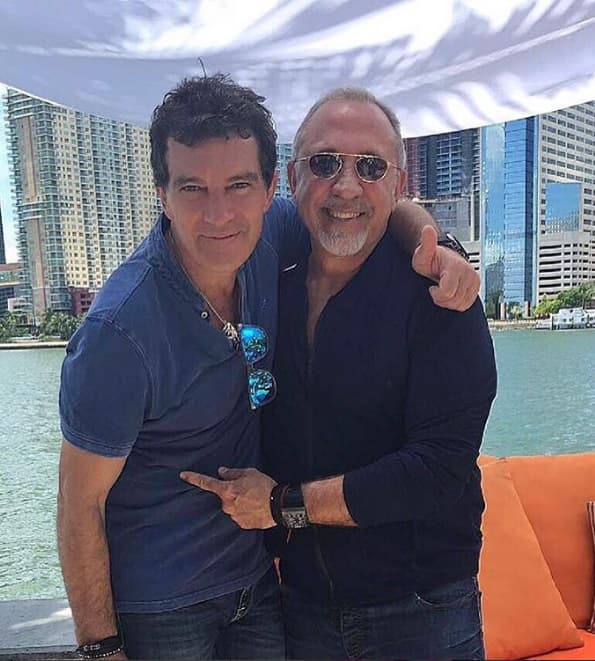 Durante su viaje en Miami se reunió con su gran amigo Emilio Estefan, y no pudieron desaprovechar la oportunidad de tomarse una selfie.