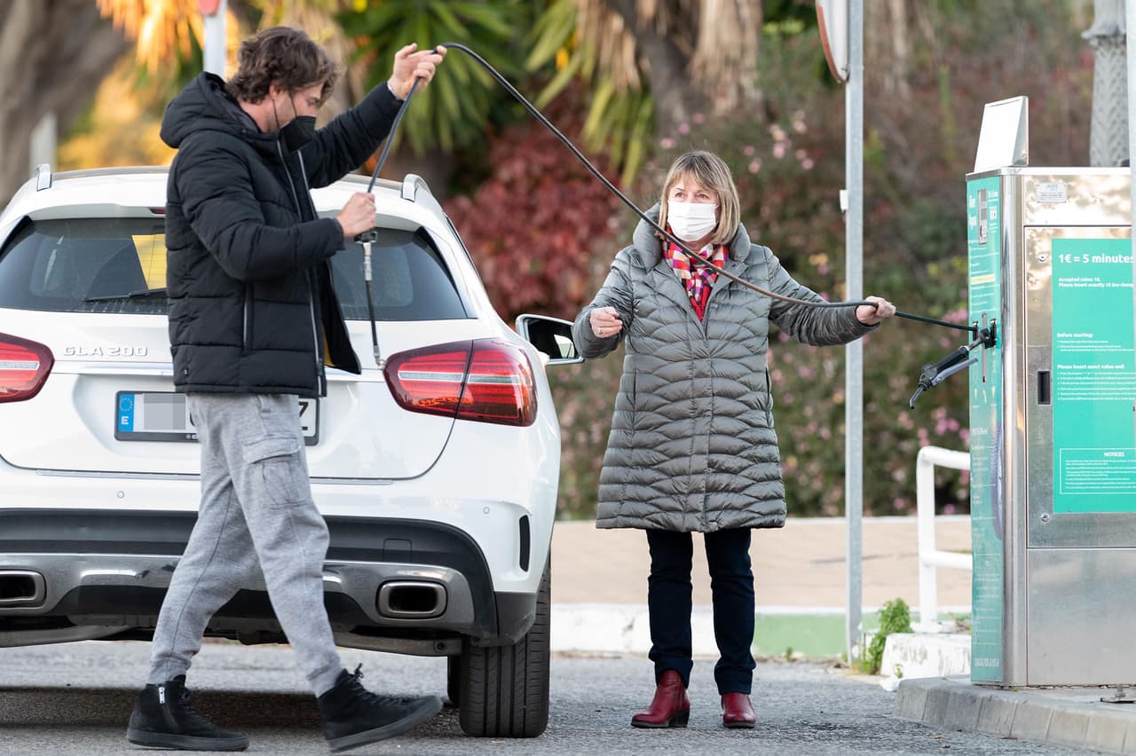 De una vez, Sebastián Rulli se encargó de revisar la presión del aire en los neumáticos y que todo estuviera bien.
<br>