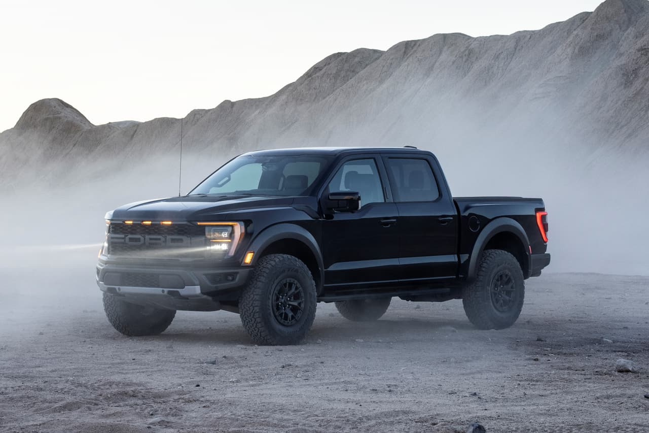 Existen escenarios donde el conductor debe modular el acelerador y el freno simultáneamente para hacer que la camioneta avance. El sistema Trail 1-Pedal Drive simplifica todo eso, pues combina ambas operaciones en el pedal del acelerador. El conductor solo debe presionarlo para avanzar y soltarlo para frenar. La camioneta aplica los frenos proporcionalmente a medida que el conductor levanta el pie del acelerador.