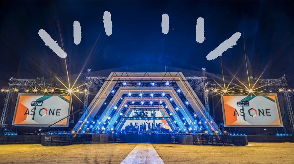 Se espera que el concierto reúna a 20,000 personas en 
<b><a href="http://www.univision.com/noticias/amexica/univision-y-fusion-anuncian-el-concierto-riseup-as-one-en-la-frontera-entre-eeuu-y-mexico">el Cross Border Xpress</a></b>, que permanecerá cerrado durante 16 horas mientras artistas como Miguel Bosé, 
<b><a href="http://www.univision.com/musica/rise-up-as-one/4-preguntas-para-derribar-muros-con-lila-downs">Lila Downs</a></b>, Fonseca, Lupillo Rivera, los Tigres del Norte toman el escenario de este concierto histórico en la frontera.