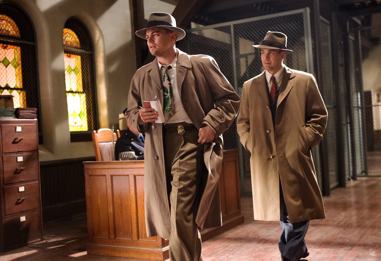 <b>‘Shutter Island’</b>
<br>En esta cinta seguimos a dos Agentes Federales, Chuck Aule (Mark Ruffalo) y Teddy Daniels (Leonardo DiCaprio) en una investigación sobre una paciente desaparecida en la isla donde está el Hospital psiquiátrico Ashecliffe, que alberga a criminales declarados mentalmente inestables, pero no todo es lo que parece. Al final se revela que toda la historia en realidad fue un juego de rol terapéutico para curar al personaje de DiCaprio, quien es en verdad se llama Andrew y es un paciente que mató a su esposa luego de que ella había asesinado a sus hijos.
