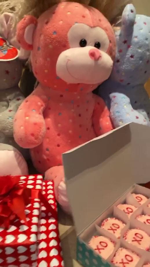 "Ella es la más linda, le dio regalos a todos mis hijos por el Día de San Valentín". Entre los presentes se encuentran muñecos de peluche, dulces y chocolates.
