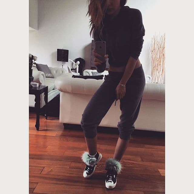 De sus curvas ni se diga, pues se nota que la cantante se mantiene en forma.