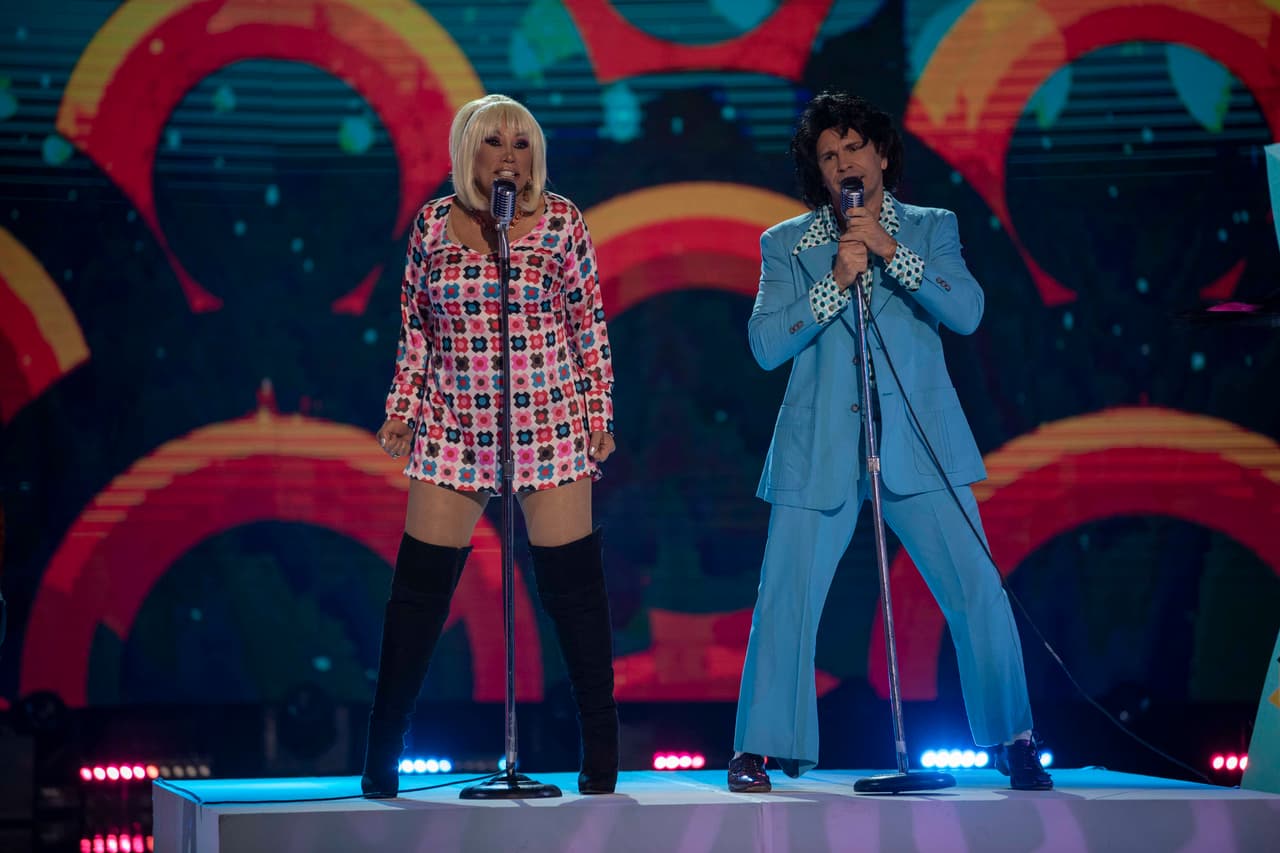 Por último no podemos dejar de mencionar la transformación de Laura León y Diego Schoening cuando actuaron como dueto y adoptaron un look 'a gogó'.