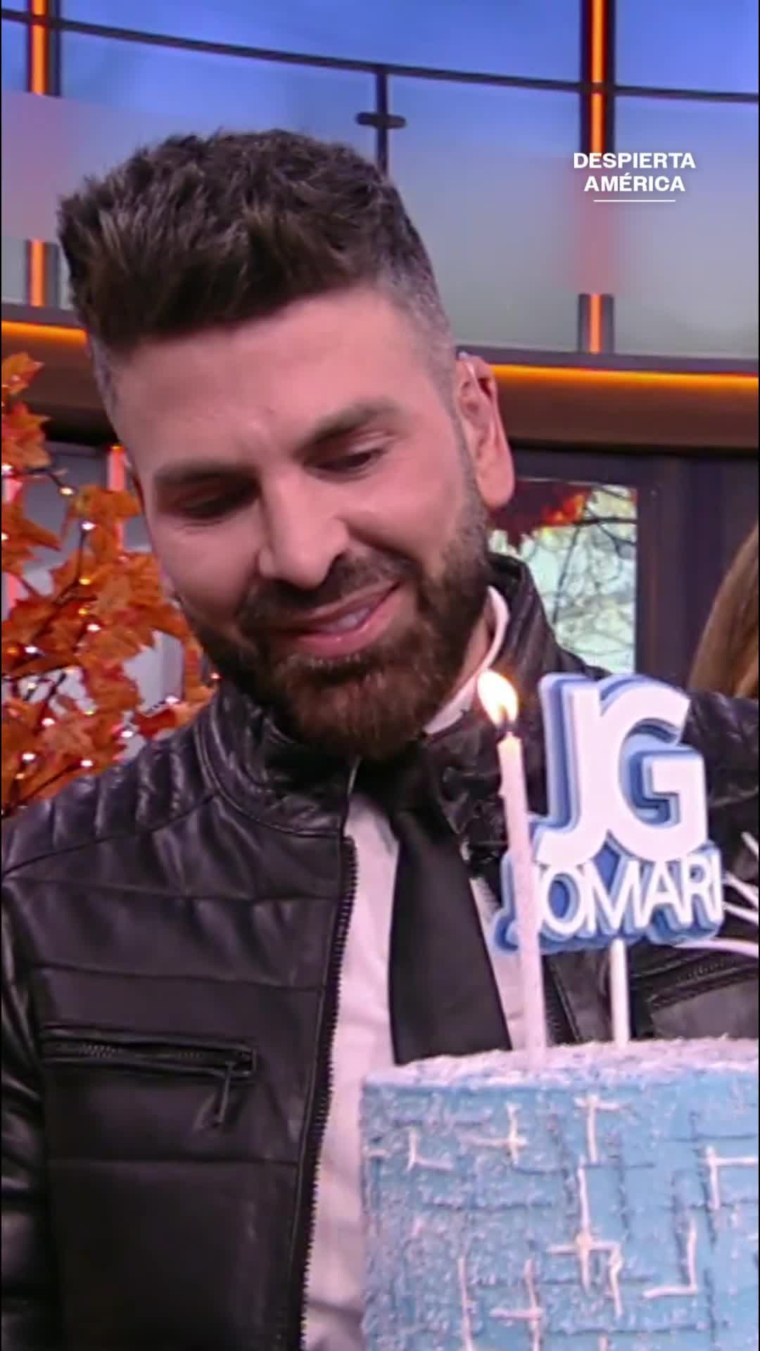 Jomari Goyso celebra su cumpleaños y le da una veloz mordida a su pastel