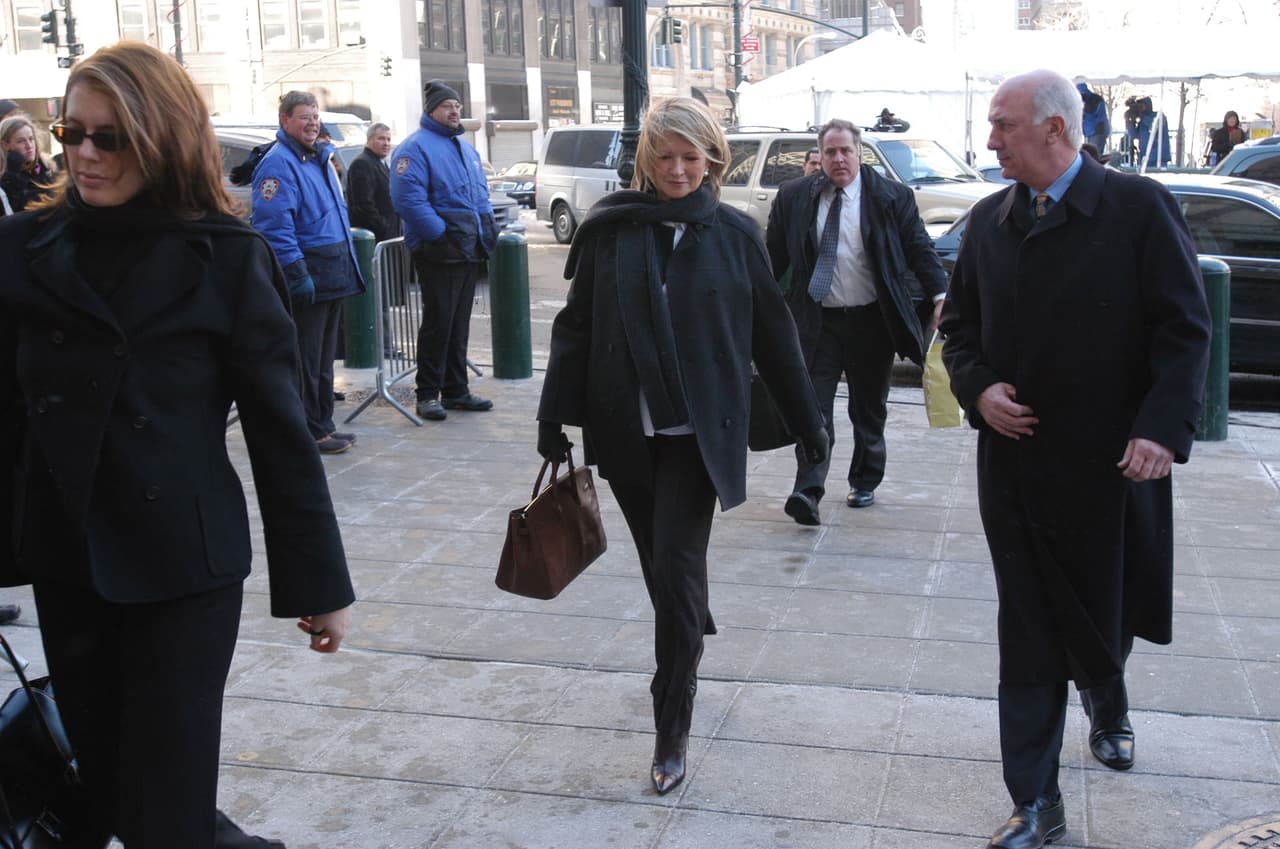 Martha Stewart: fue acusada de obstrucción, conspiración y falso testimonio al FBI y a la Comisión del Mercado de Valores, cuando vendió sus acciones de la empresa ImClone poco antes de que su valor cayera en picada en la Bolsa de Nueva York.