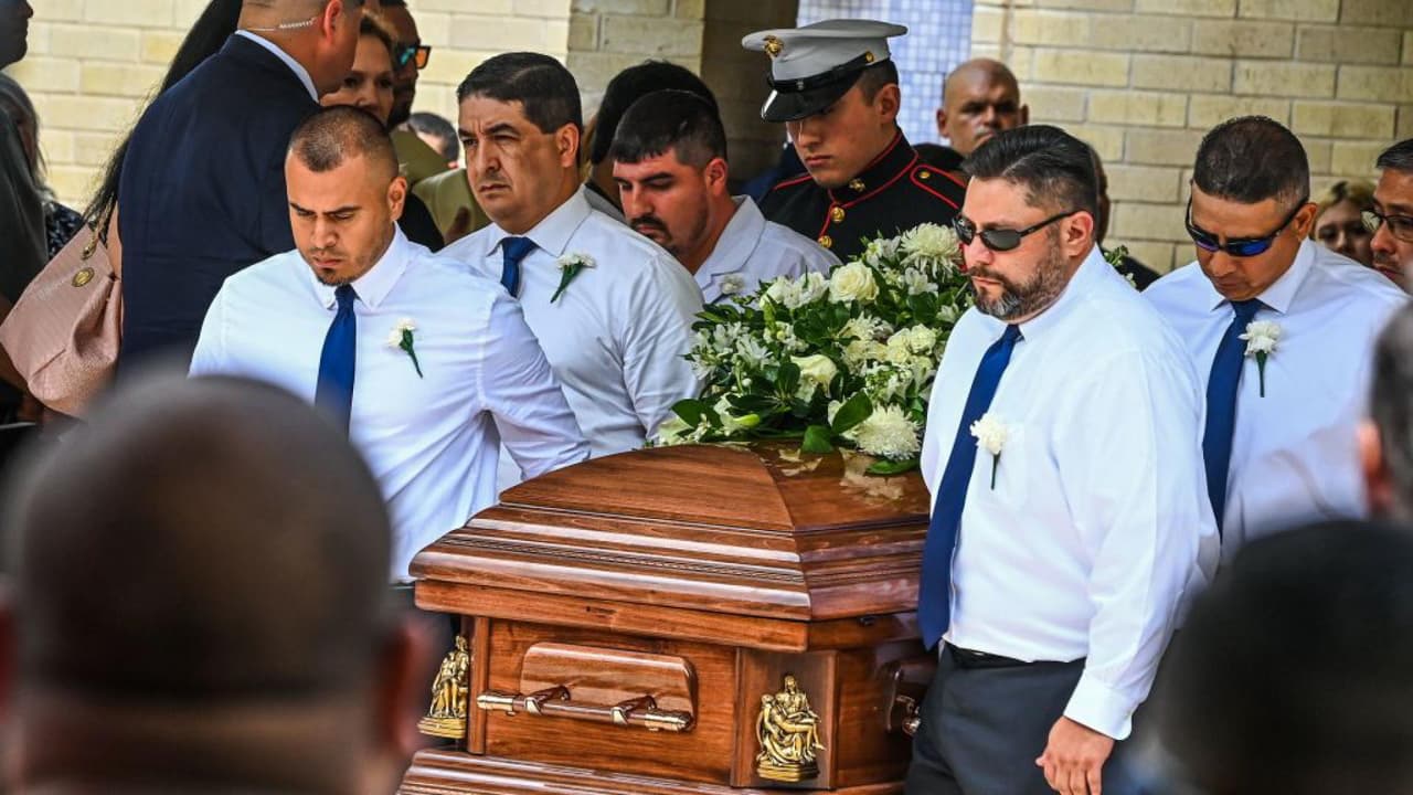 El arzobispo de San Antonio ofició la ceremonia y resaltó que Irma Linda defendió a sus alumnos "con su último aliento" durante el tiroteo en la Escuela Primaria Robb en Uvalde, Texas. Además, lamentó la partida de Joe García, esposo de la maestra, recordando que era una persona muy querida entre la comunidad. Al funeral asistieron los cuatro hijos de la pareja, quienes estuvieron rodeados de familiares y amigos que quisieron brindarles apoyo en este difícil momento. 
<b>Sigue aquí nuestra cobertura sobre el <a href="https://www.univision.com/temas/tiroteo-en-uvalde-texas " target="_blank">tiroteo en una escuela primaria en Texas</a></b>.