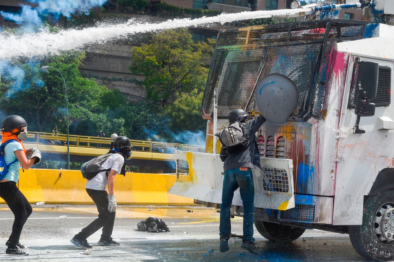 Los focos de protesta y enfrentamientos en algunos puntos de la capital y otras ciudades del país petrolero, como San Cristóbal o Barquisimeto, se mantuvieron hasta entrada la noche.