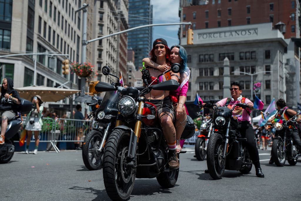 Hace unos días, el 26 de junio, se conmemoró el 10mo aniversario del fallo de la Corte Suprema en el caso Obergefell vs. Hodges, que reconoció el matrimonio entre personas del mismo sexo a nivel nacional. La comunidad LGBTQ+ lo recordó durante su desfile este domingo.