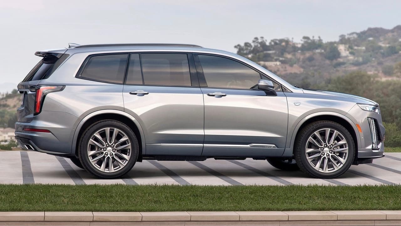 La Cadillac XT6 2020 también ofrece como equipo estándar un
<b> impresionante cúmulo de tecnologías de seguridad activa y de ayuda al conductor</b>, que utilizan cámaras y radares de última generación entre los que se encuentran: cámara de visión trasera de alta definición, alerta de choque frontal, indicador de distancia con el vehículo delantero, frenado automático de emergencia, frenado automático para prevenir arrollamientos, estacionado automático, y alerta de pérdida de canal con indicador de objetos en el punto ciego.