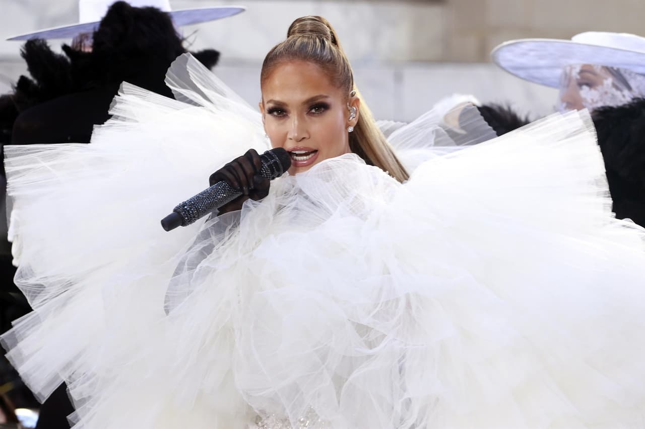 Recordó que 
<b><a href="https://www.univision.com/radio/radio-nacional/en-fotos-los-cinco-anillos-y-compromisos-de-jlo-fotos">se ha casado en tres ocasiones;</a></b> la primera vez, con el excamarero Ojani Noa; la segunda, con quien fuera su bailarín Chris Judd; y la tercera, con el padre de sus hijos, 
<b><a href="https://www.univision.com/temas/marc-anthony" target="_blank">Marc Anthony</a></b>.