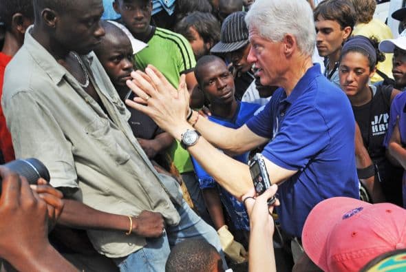 El ex presidente estadounidense, que preside con el primer ministro haitiano, Jean-Max Bellerive, la Comisión interina para la reconstrucción de Haití (CIRH), participó el miércoles durante tres horas en una teleconferencia con los miembros haitianos y extranjeros de esta organización.