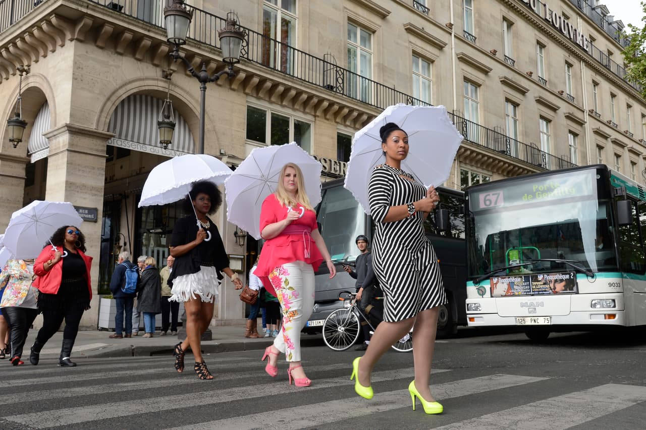 Mujeres de tallas grandes se tomaron las calles de París.