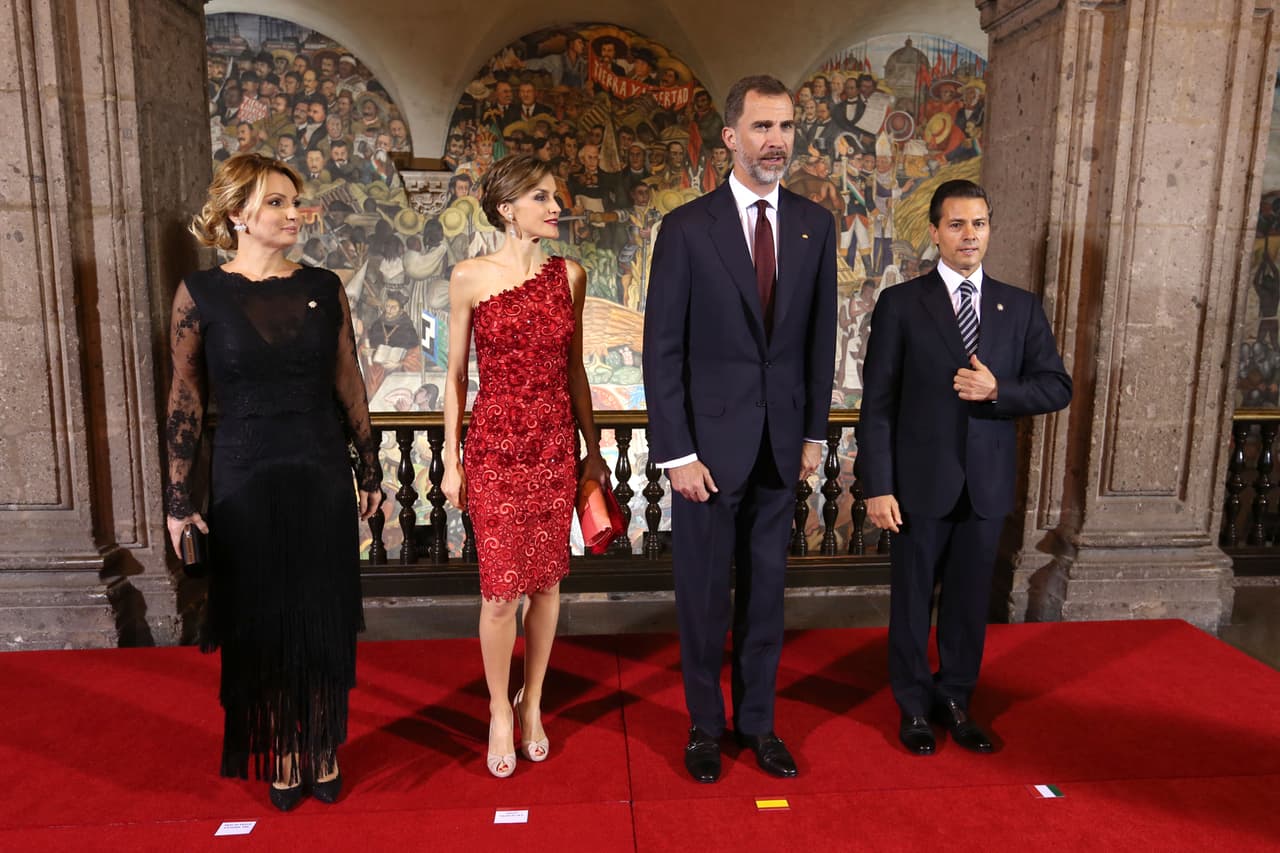 En esta foto podemos observar a los mandatarios acompañados con sus esposas.