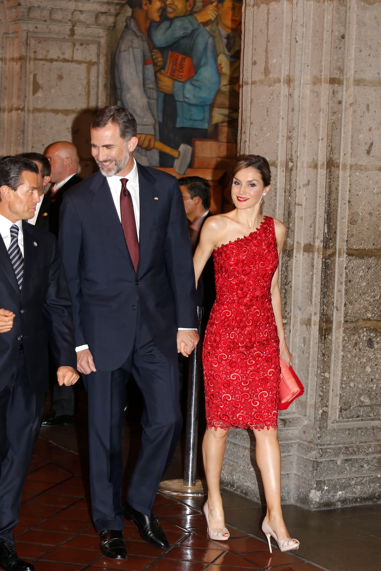 La pareja real lució muy elegante, la reina Letizia eligió el rojo para el evento.