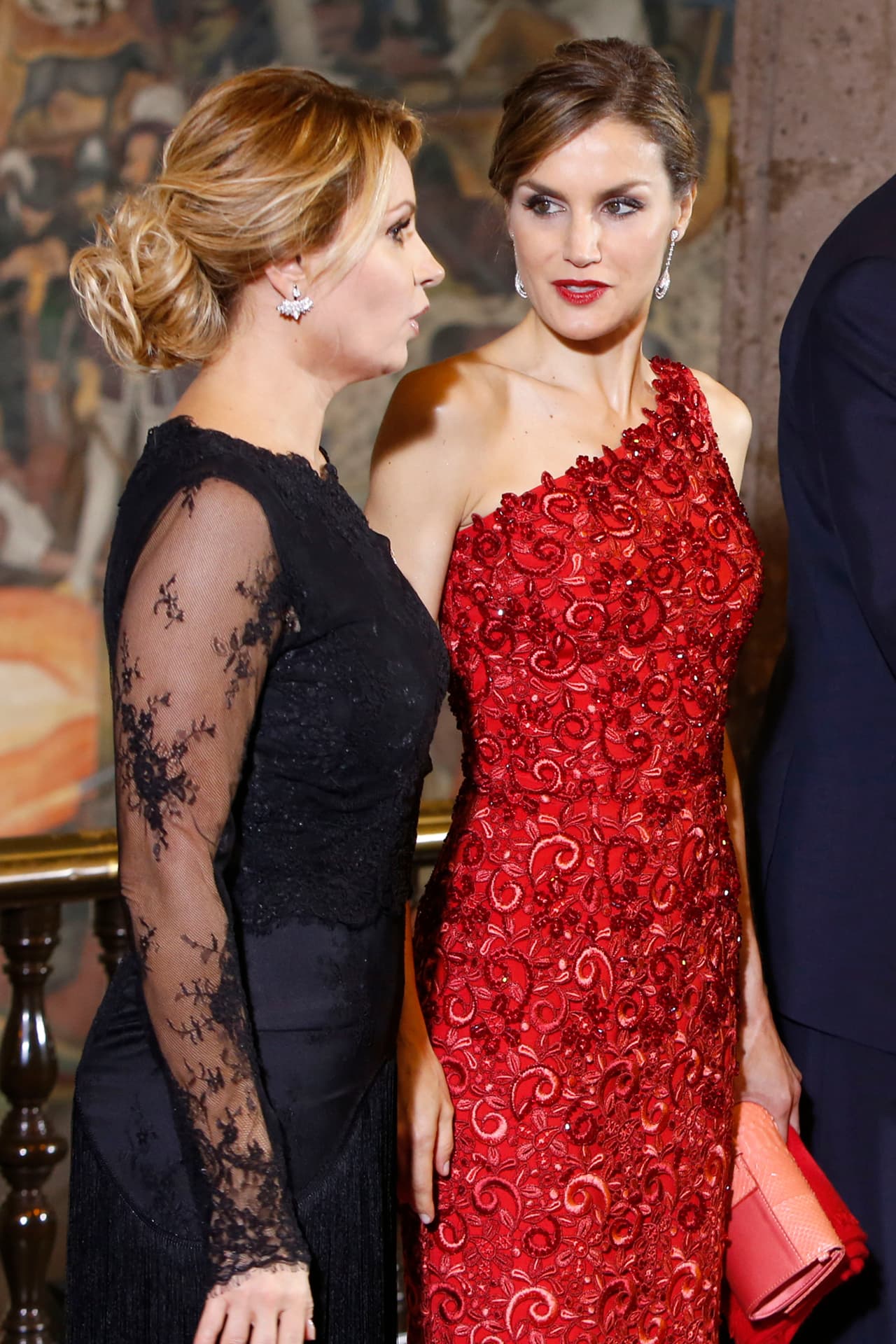 Letizia rompió la discreción con sus labios en tono rojo y unos aretes en forma de gota, hermosos y elegantes.