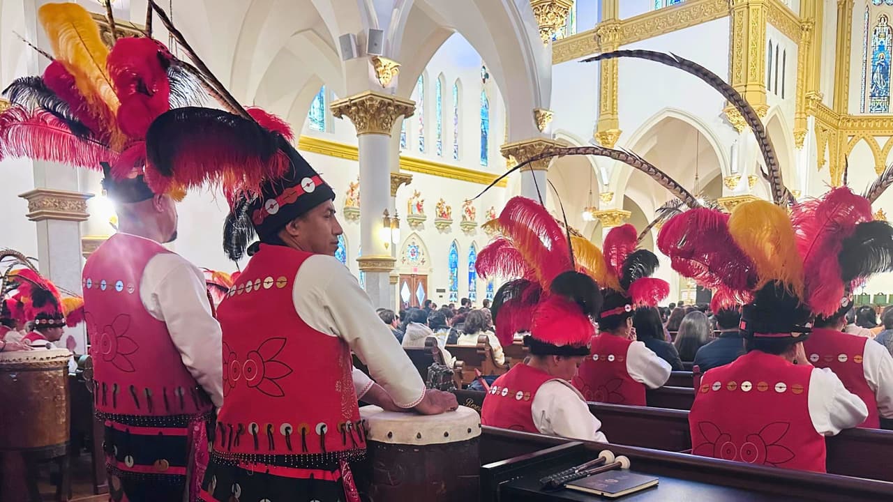 Desde las 7 de la noche del miércoles, la comunidad se reunió para participar en una serenata y danzas de matachines, creando una atmósfera vibrante y llena de fe. A las 11 PM, la solemnidad de la ocasión fue llevada a cabo con una misa presidida por el obispo Edward Burns, seguida por una hora de veneración al altar. 
<b>Fue un momento de profunda conexión espiritual, donde los fieles cantaron y rezaron juntos, reflejando la unidad de una comunidad que comparte una devoción común.</b>