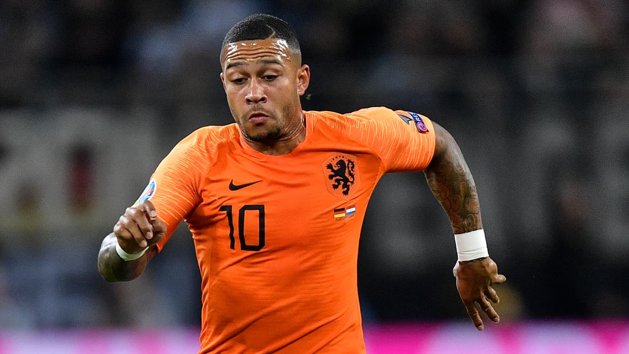 Memphis Depay, jugador de Países Bajos, mostró molestias en los muslos posterior al partido contra Irlanda del Norte.