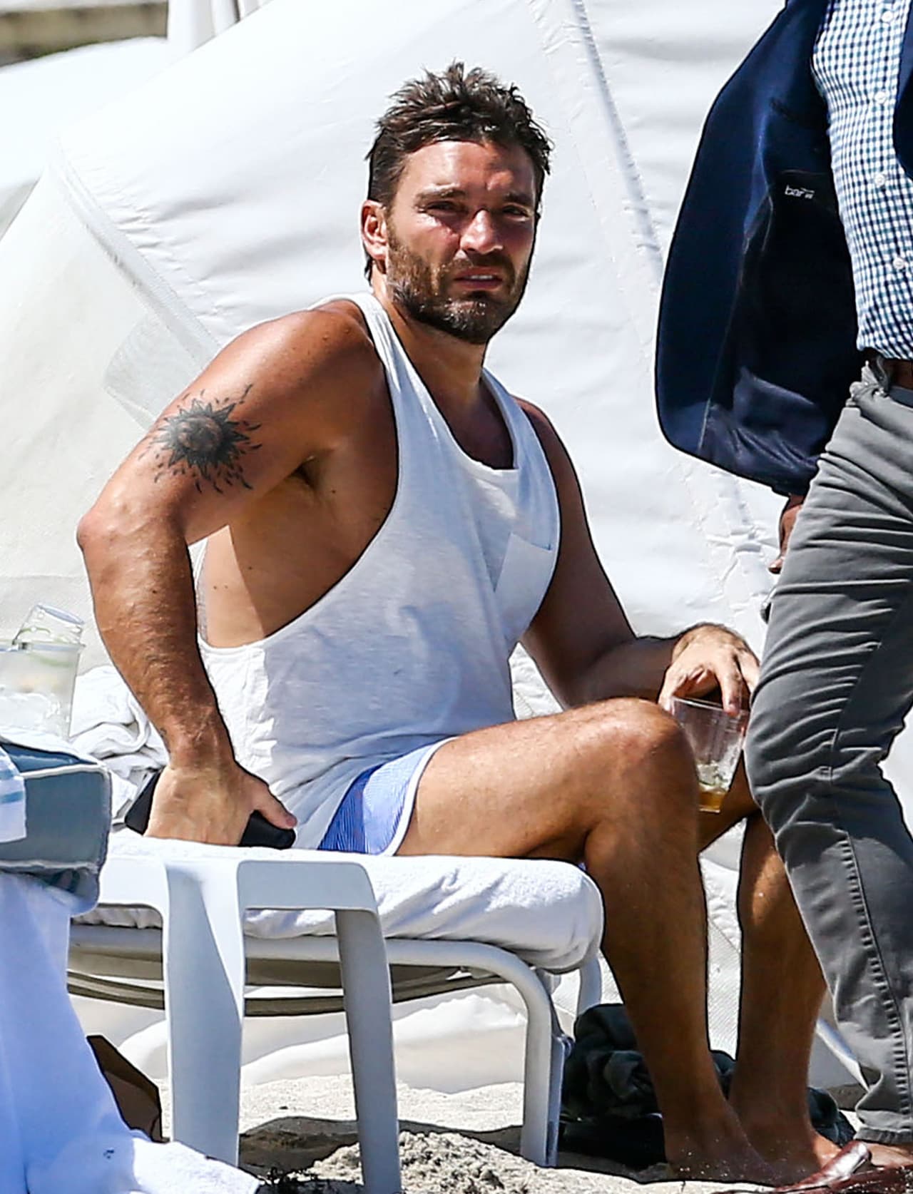 “El papel aguanta todo. No tengo que demostrarle a nadie si soy violento y la prueba de dopaje, si me la quieren hacer, claro que sí. Cuando quieran y a la hora que quieran, donde quieran. 
<b>Espero la orden del juez si lo entiende pertinente</b>. Nada que ocultar”, le escribió Julián Gil a 
<b><a href="http://elcirco.lamusica.com/envivo/">sus amigos del programa 'El Circo'</a></b>, que además de Vélez, incluyen a los veteranos locutores 
<b>Antonio Sánchez 'El Gángster'</b> y 
<b>José 'Funky' Vallenilla,</b> quienes han estado con el argentino desde comienzos de sus carrera, hace casi 30 años.