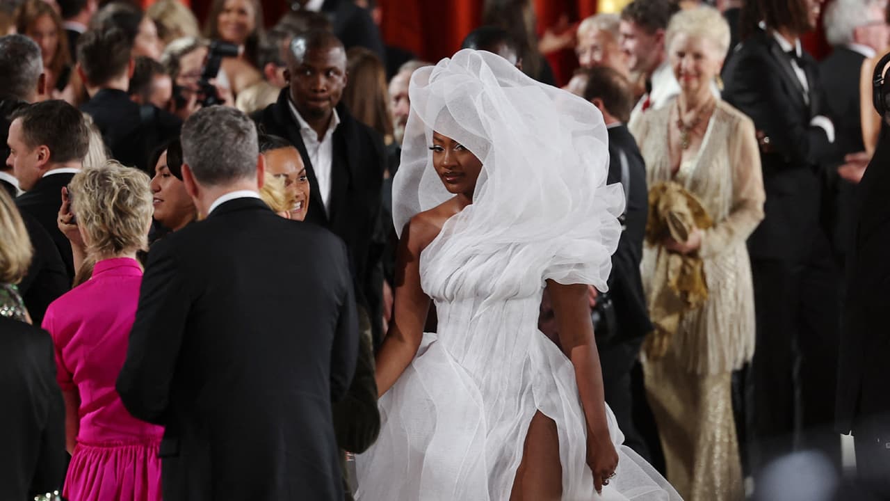 El vestido tenía un tocado que simulaba una nube sobre el cuello y cabeza de la cantante.