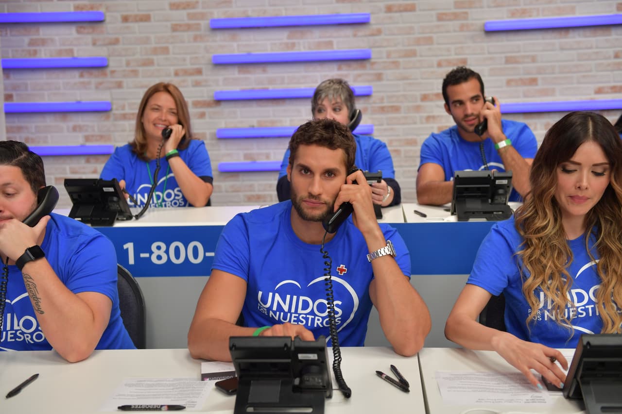 Franco Noriega, el 'naked chef' de Mira Quién Baila, atendió a los donantes junto a su compañera en la competencia, la actriz mexicana Marlene Favela (derecha), entre otros.