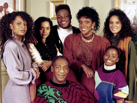 Muchos años antes de que Bill Cosby se viera envuelto en un escándalo por presuntamente drogar mujeres y forzarlas estando inconscientes, encabezó el reparto de 'The Cosby Show', una serie memorabe por mostrar la vida de una familia afroamericana de clase media, algo poco visto en TV en los 80.