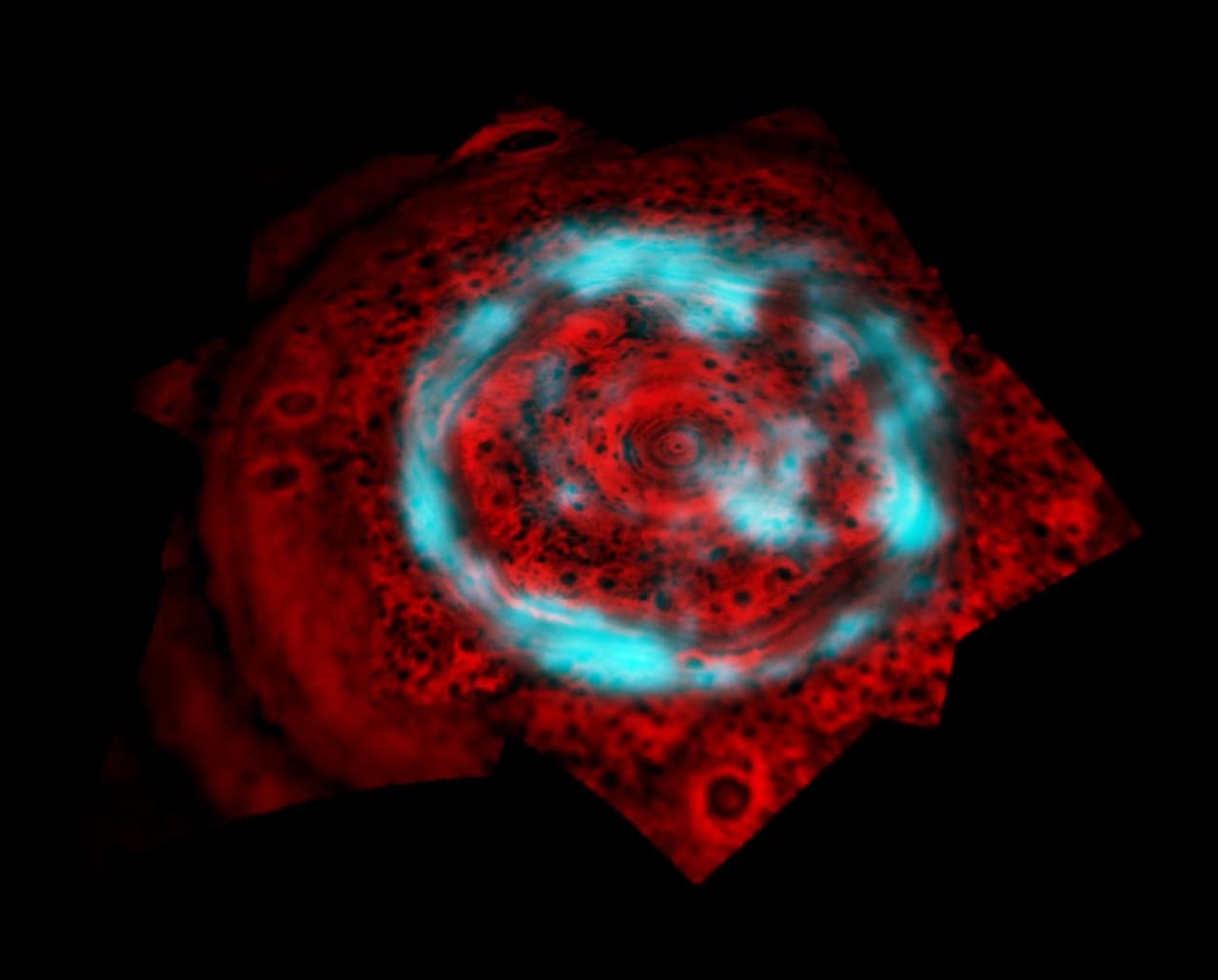 Este retrato del polo norte de Saturno muestra tanto la aurora como la atmósfera subyacente, observadas en dos longitudes de onda diferentes. Las partículas energéticas que se estrellan en la atmósfera superior causan que la aurora, mostrada en azul, brille intensamente.