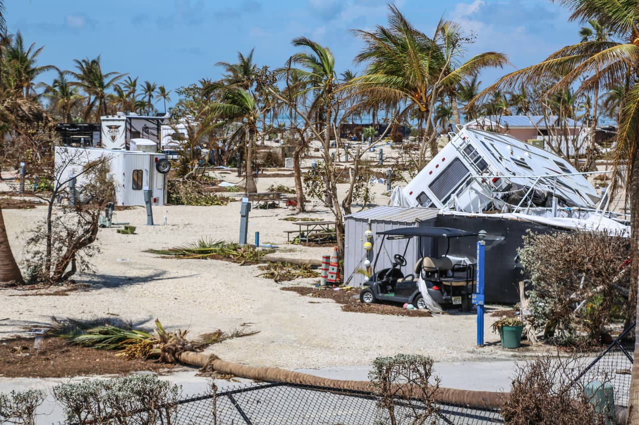 Aún no se conoce el cálculo de los daños en los Cayos, pero la situación es dramática. Brock Long, administrador de la Agencia Federal para el Manejo de Emergencias (FEMA), dijo que las estimaciones preliminares sugieren que el 25% de los hogares fueron destruidos y el 65% sufrieron daños mayores en los Cayos de Florida.