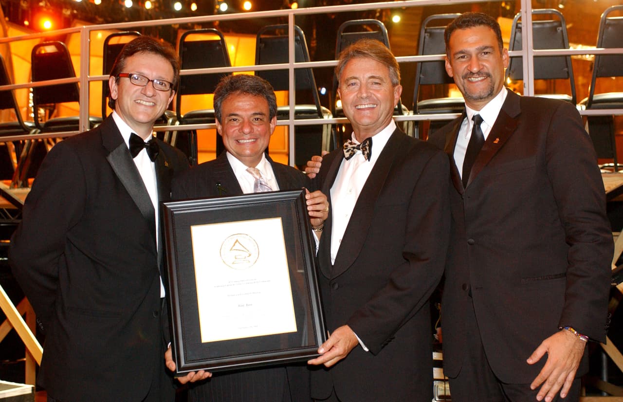 Ese año La Academia Latina de la Grabación reconoció a José José con el Premio a la Excelencia Musical, el cual fue entregado por Gabriel Abaroa, Manolo Díaz y Kike Santander.