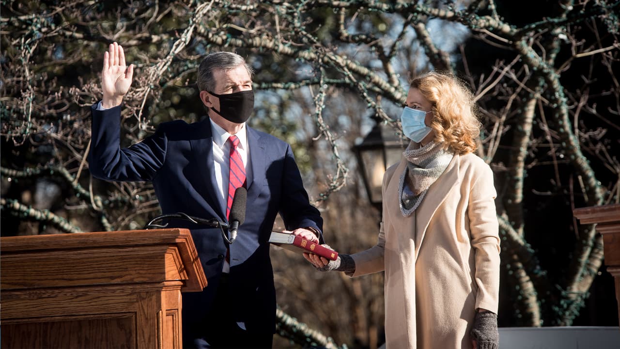 Roy Cooper juramenta como gobernador de Carolina del Norte para un segundo mandato
