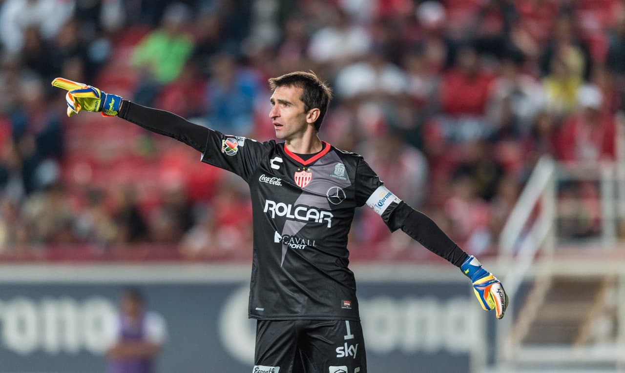 Marcelo Barovero pasa del Necaxa al Monterrey.