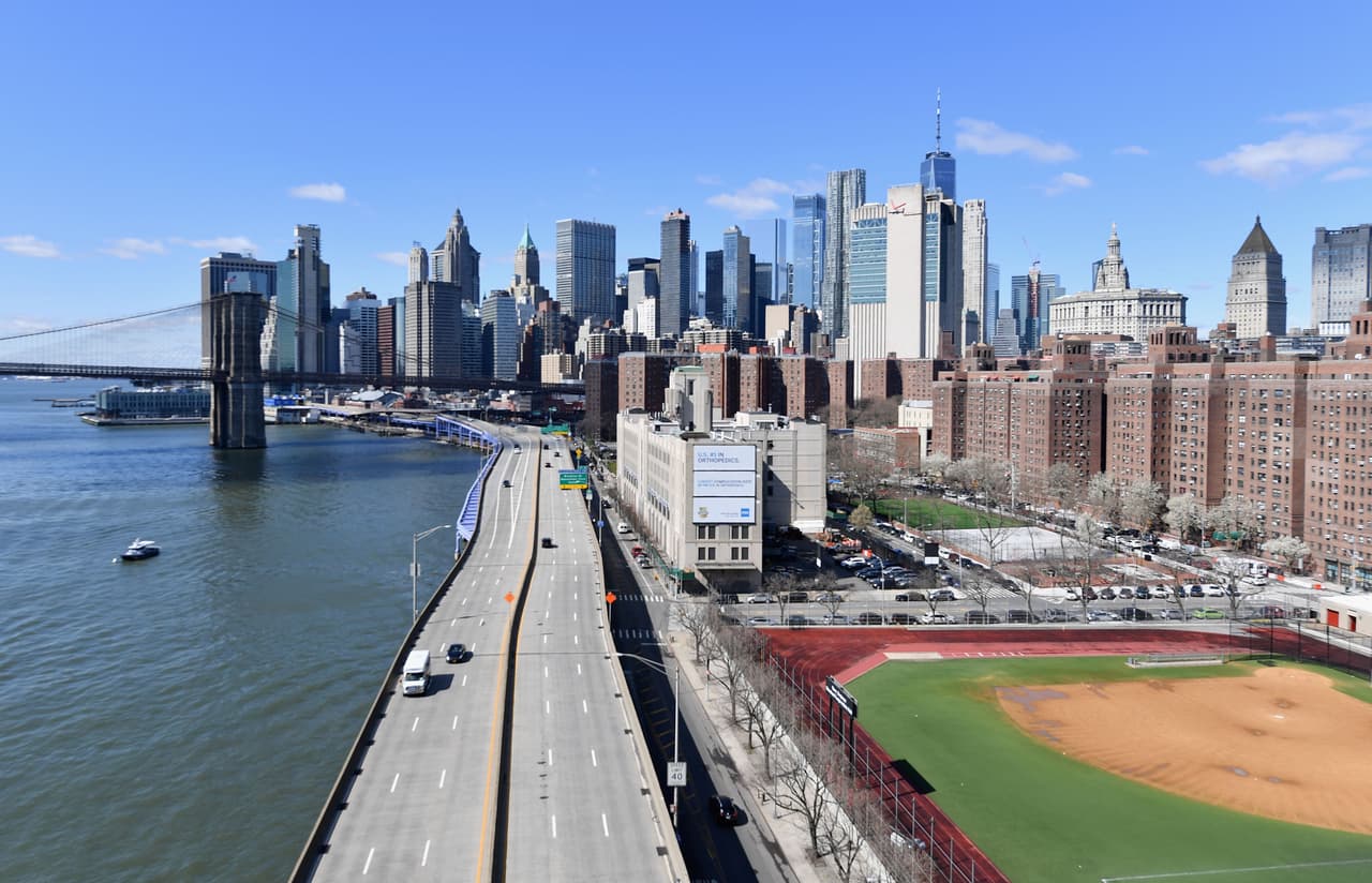 De no cumplir la curentena voluntaria, se estaría violando la ley, por lo que entonces se tendría que seguir una cuarentena obligatoria, y se aplicaría una multa.