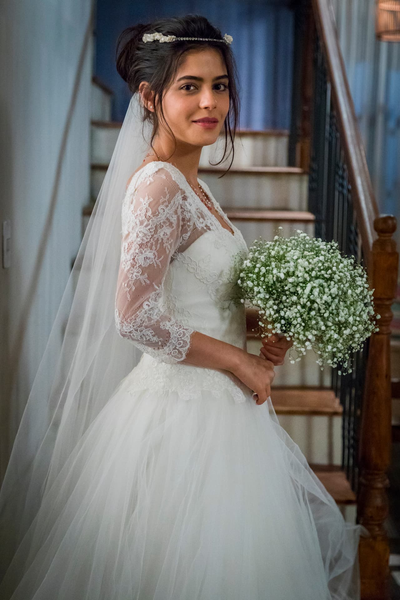 Ella es Julia Dalavia, la actriz brasileña protagonista de Huérfanos de su Tierra